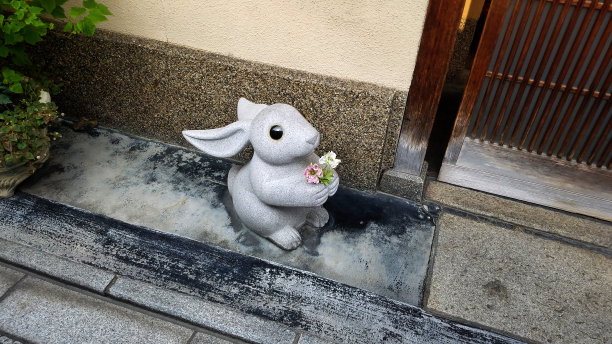 兔子的雕塑图片下载