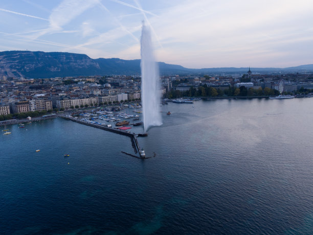 日落中的日内瓦城市景观图片下载
