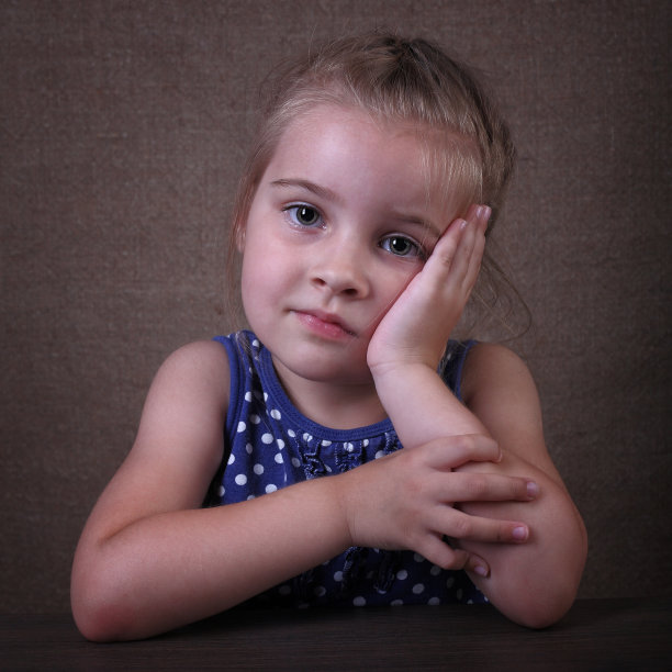 伤心的女孩图片下载