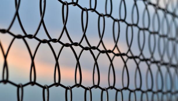 把电线做成的墙关上。图片下载