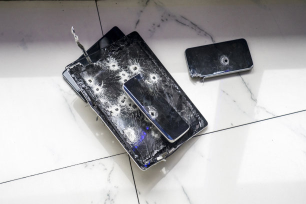 一堆破屏幕的现代电子产品。图片下载