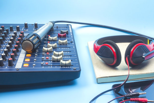 音频设备用于录制蓝色背景的设备。图片下载