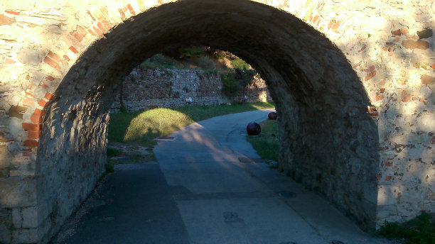 隧道尽头的光图片下载