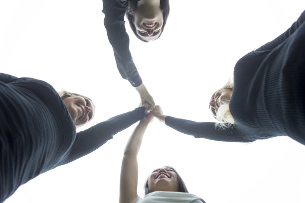 城里的四个年轻的好女朋友素材图片