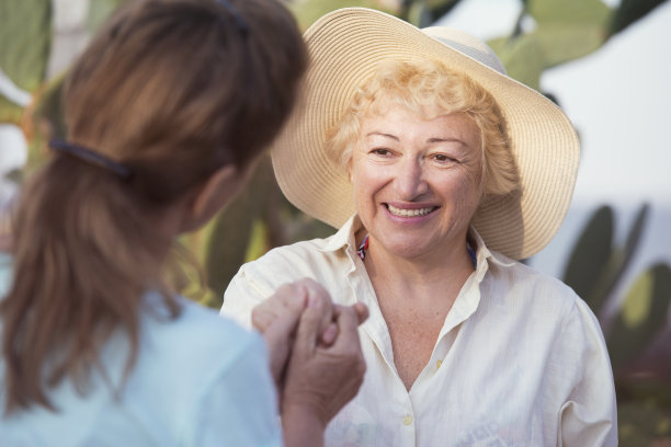 从最好的朋友那里得到建议的资深女性。图片下载