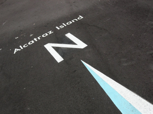 沥青地面上的指南针箭头指向恶魔岛。图片下载