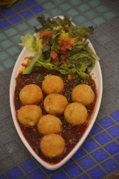 芝士球配酱汁和沙拉图片下载