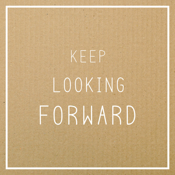 在牛皮纸上保持向前看。图片下载