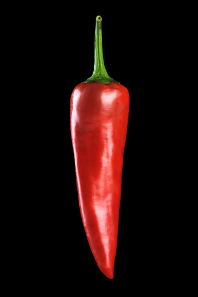 黑色背景上的辣椒。图片下载