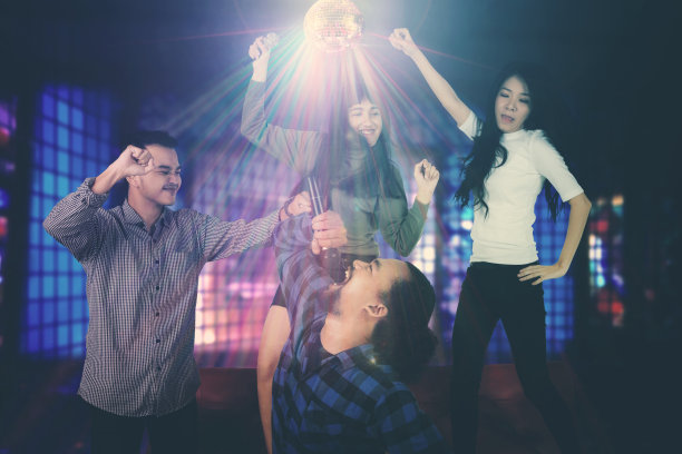 黑人男性和朋友在夜店里素材图片