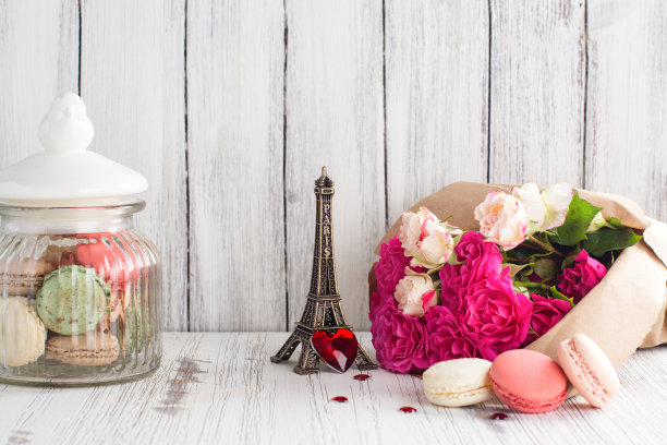 法式马卡龙，饼干和花图片下载