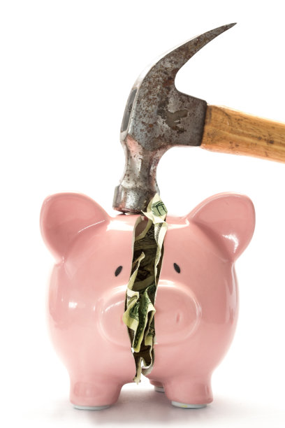 里面有钱的小猪储蓄罐和锤子图片下载