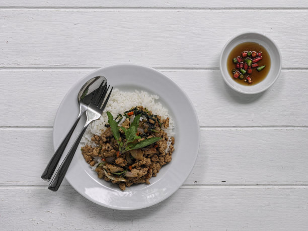 泰式炒猪肉配圣罗勒，配米饭。图片下载