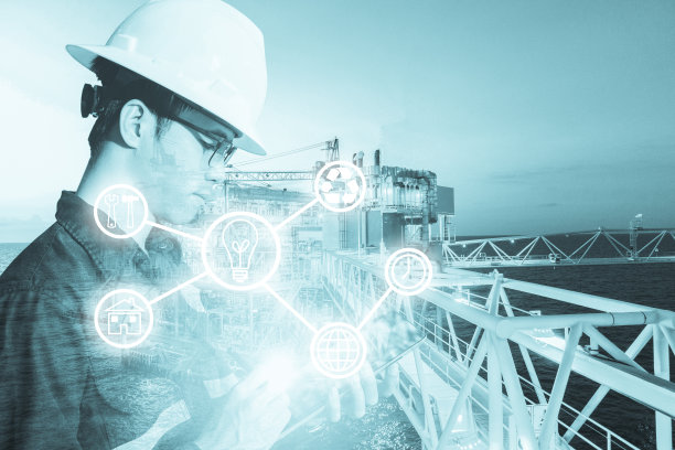 工程师或技术员的双重曝光与工业工具图标的管理业务使用平板与安全头盔和制服的石油和天然气工业的业务概念。图片下载