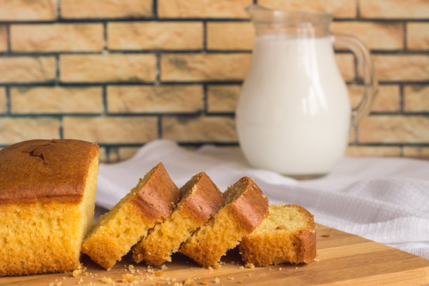 木桌上的蛋糕图片下载