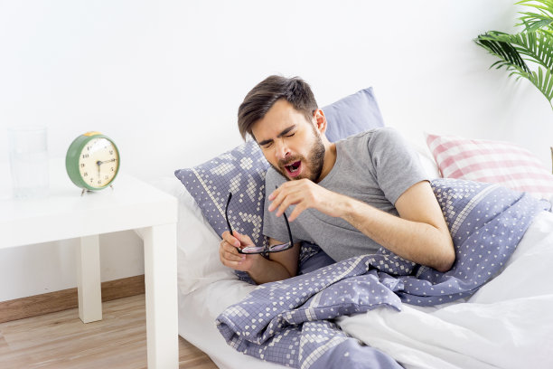 人是睡过头了图片下载