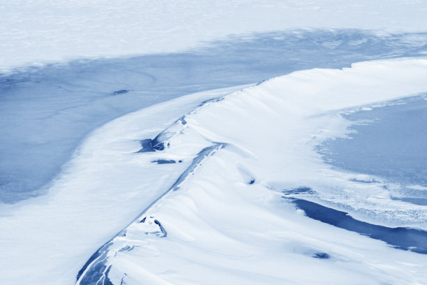 冰雪质地在冰河中图片下载