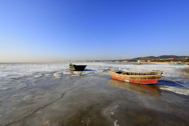 渔船，冰天雪地的海边，特写照片图片下载