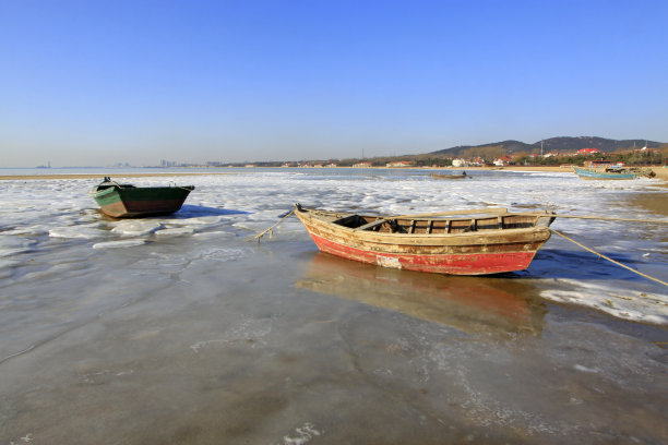 渔船，冰天雪地的海边，特写照片图片下载