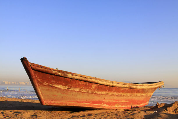 冬天海边的渔船，特写照片图片下载