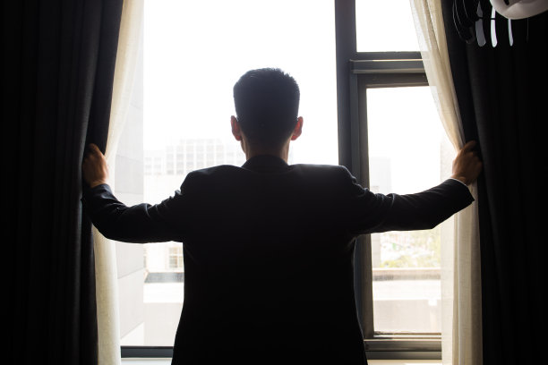 商人打开窗帘素材图片