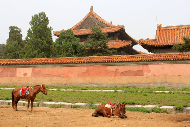 2012年5月13日，中国河北省遵化市，清代东王陵的中国传统风格的屋顶和墙壁素材图片