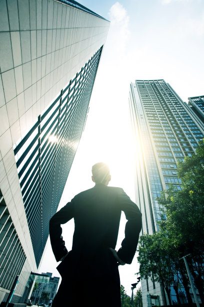 城市中的梦想，商人仰望城市的天际线图片下载