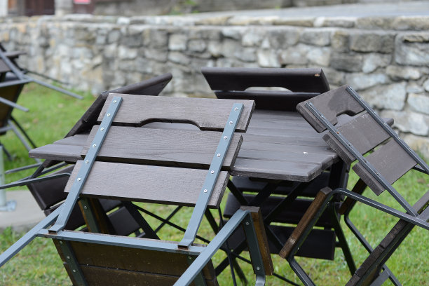 空桌子和椅子靠在桌子上图片下载