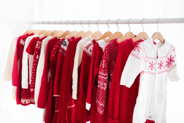 挂着红色圣诞针织衫的衣架图片下载