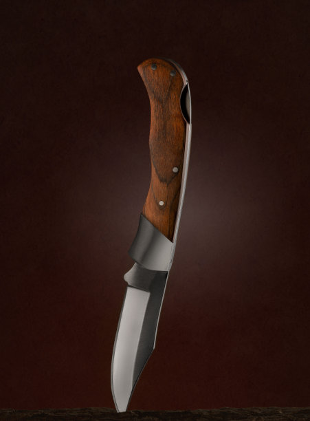 猎刀，插在木头里图片下载