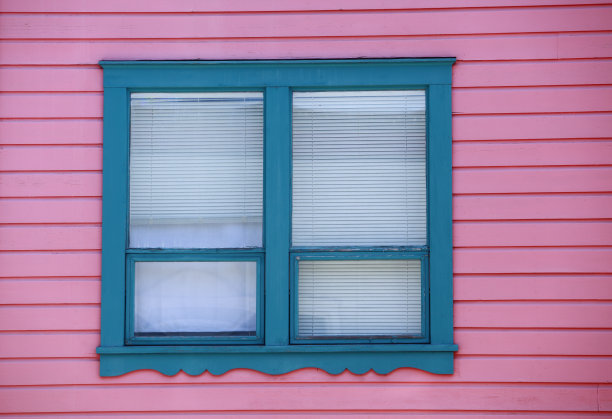 彩色老式木制窗户和壁板图片下载