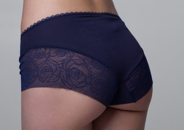 近距离苗条的健康女孩在蓝色内裤图片下载