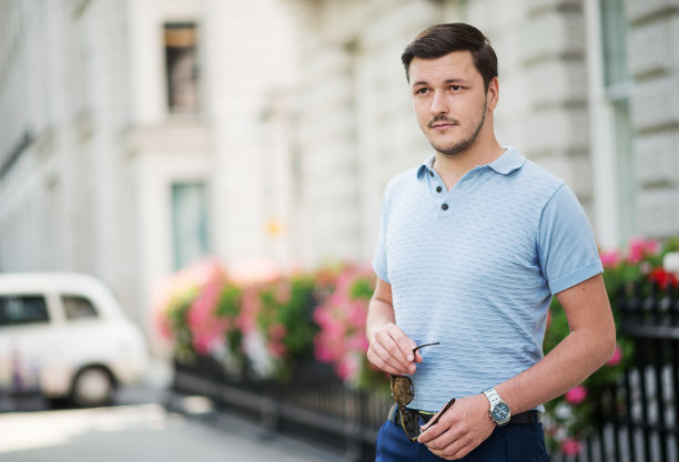 年轻的商人在伦敦等出租车图片下载