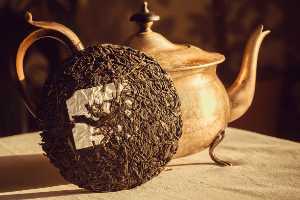 茶壶里装着普洱茶饼，中国传统饮料。厨房餐桌上常见的中国抗氧化剂茶。图片下载