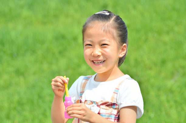 女孩们在草原上玩肥皂泡图片下载