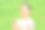 女孩们在草原上玩肥皂泡图片下载