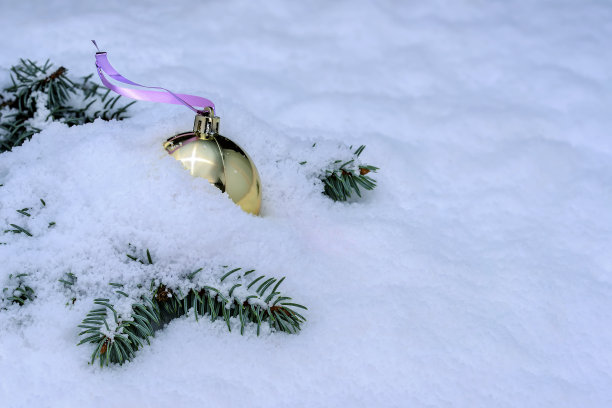 圣诞静物上的白雪，圣诞树上的礼物和球。图片下载