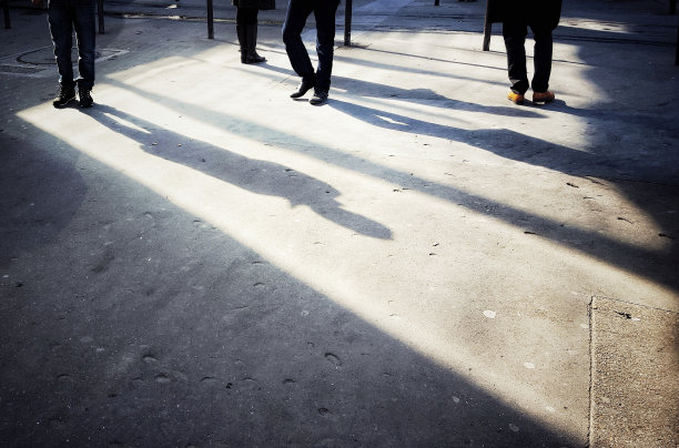 巴黎行人的影子图片下载