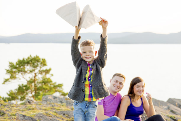 公园里的一家人图片下载