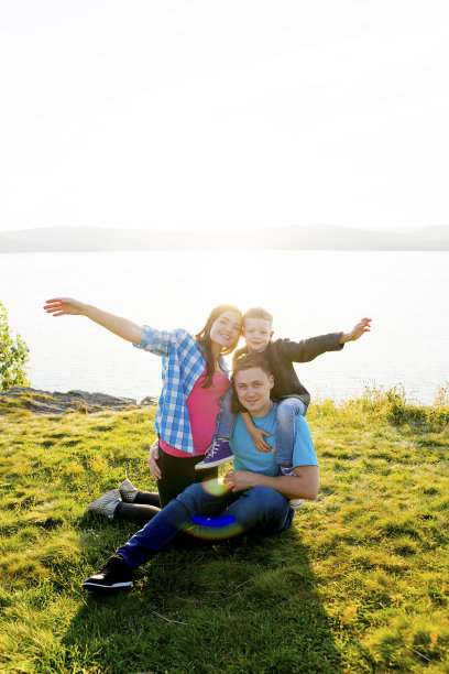 公园里的一家人图片下载