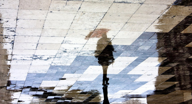 一个拿着伞的女人的倒影剪影图片下载