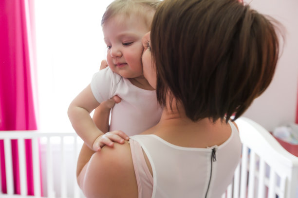婴儿房摇篮里的可爱小女孩图片下载