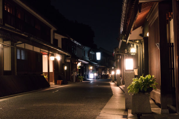 夜晚的日本老街。图片下载