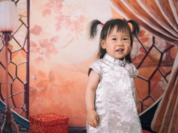 穿着中国传统旗袍的中国女孩图片下载