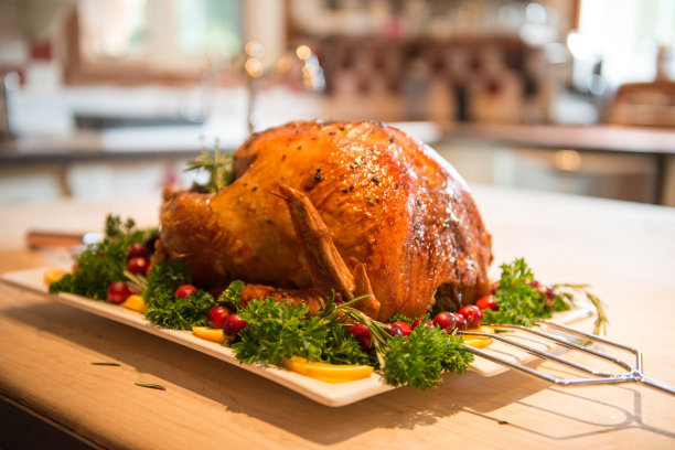 感恩节烤火鸡与乡村木桌上的装饰拼盘图片下载