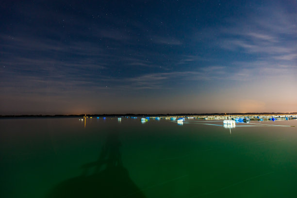 巴西的养鱼场(网箱鱼养殖)。巴拉那河，São Paulo e Mato Grosso do Sul州的边界图片下载