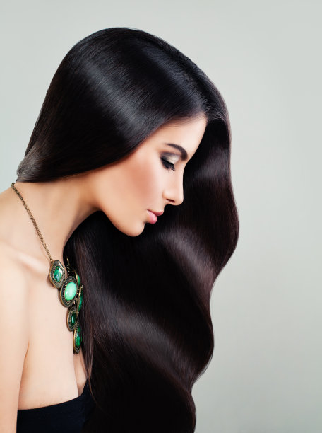 完美女人的长发和健康的妆容。美丽的女孩，头发护理和美容沙龙背景图片下载