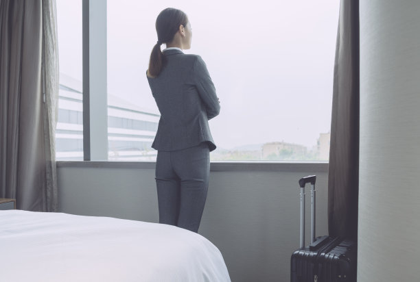 女人从窗户往外看的背影图片下载