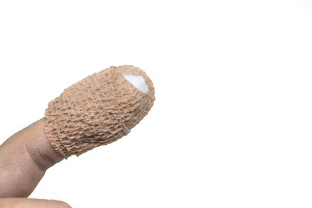 白色背景上带绷带的手指孤立。图片下载