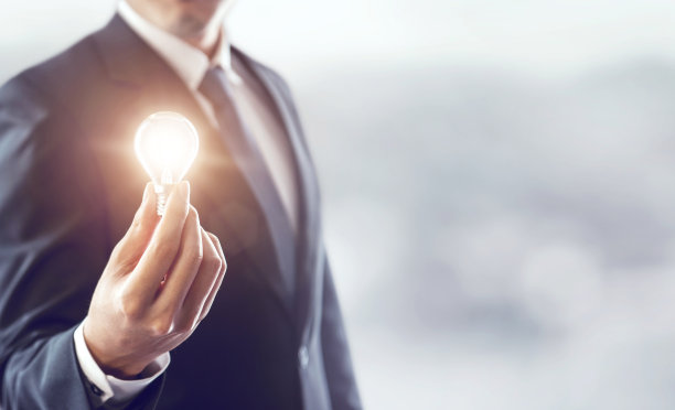 商人持有照明灯泡，想法，创新和灵感的概念，背景复制。图片下载